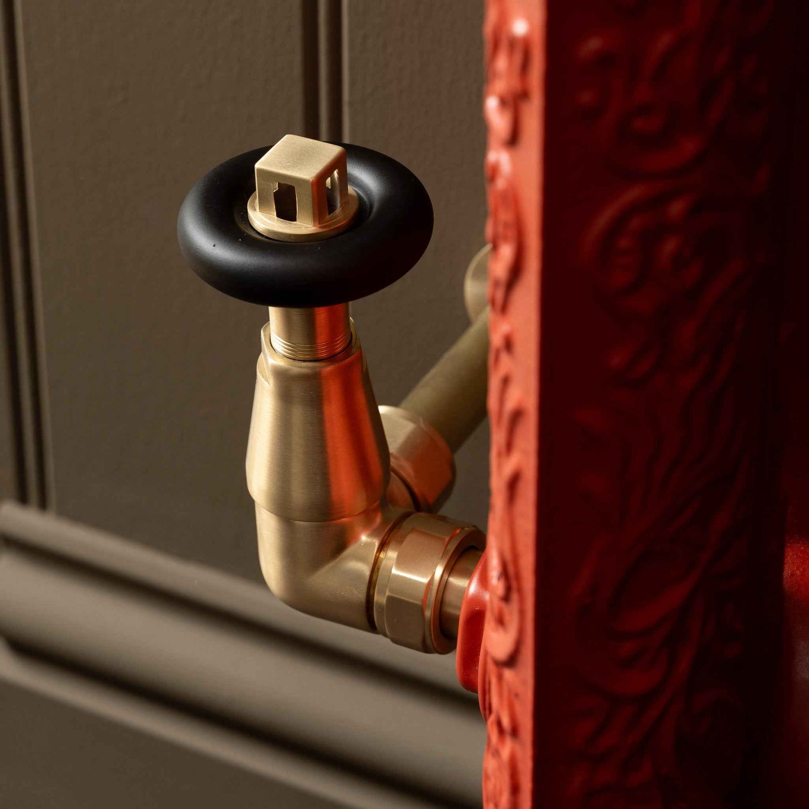 Highgrove Black Handwheel Corner Thermostatic Radiator Valves - Rutland London (UAE)