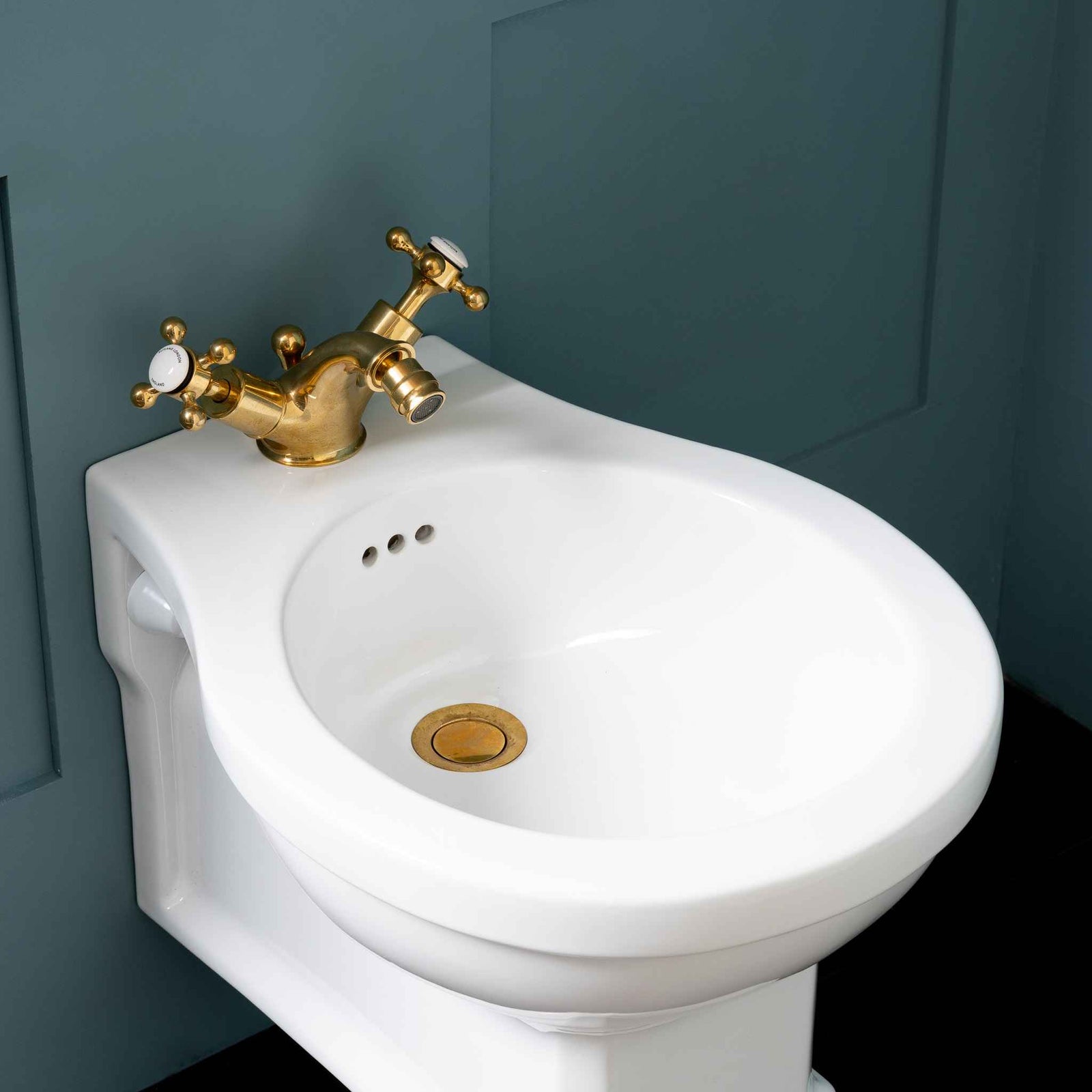 Ecclestone White Crosshead Bidet Mono Mixer - Rutland London (UAE)