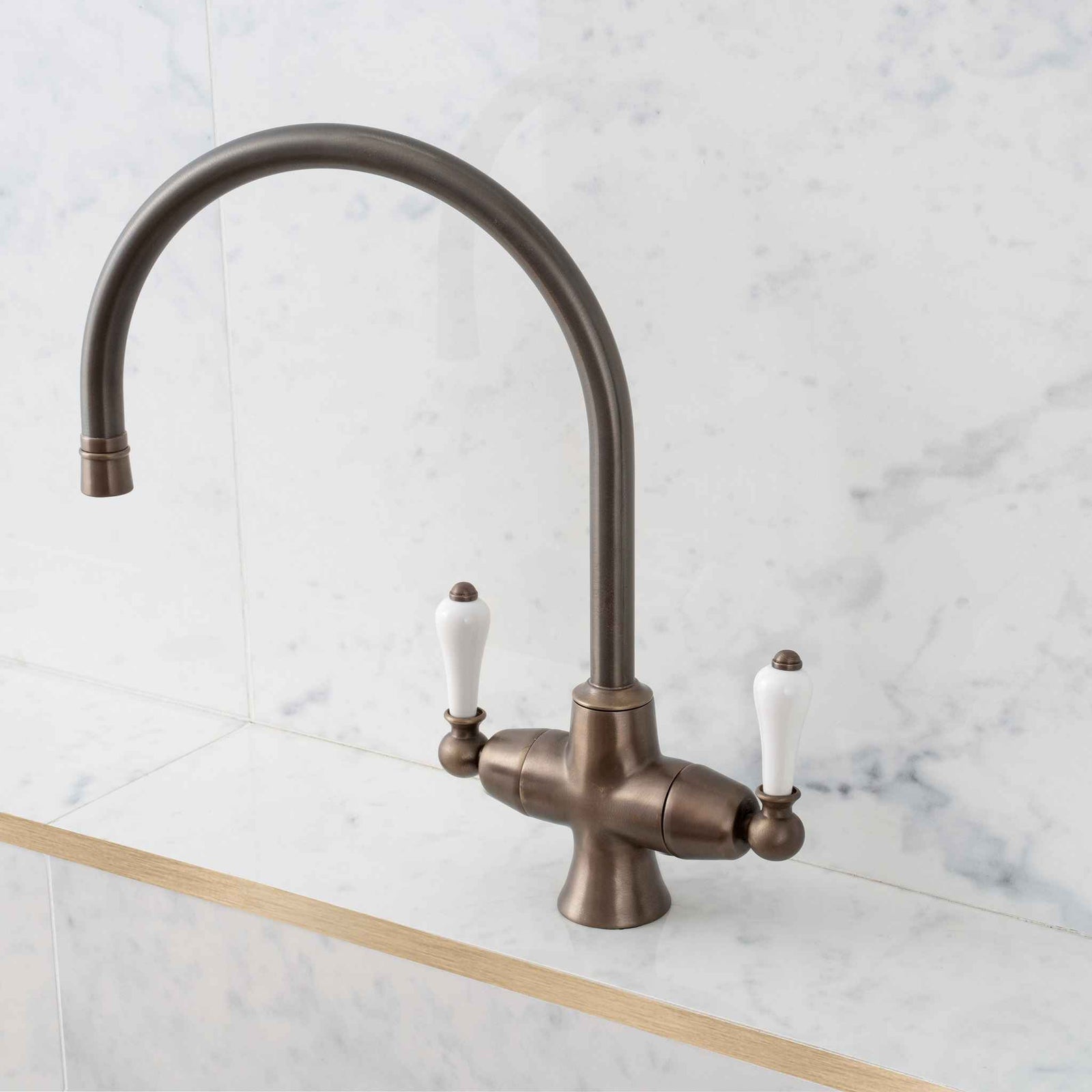 Ashcroft White Ceramic Lever Swan Neck Kitchen Sink Mono Mixer - Rutland London (UAE)