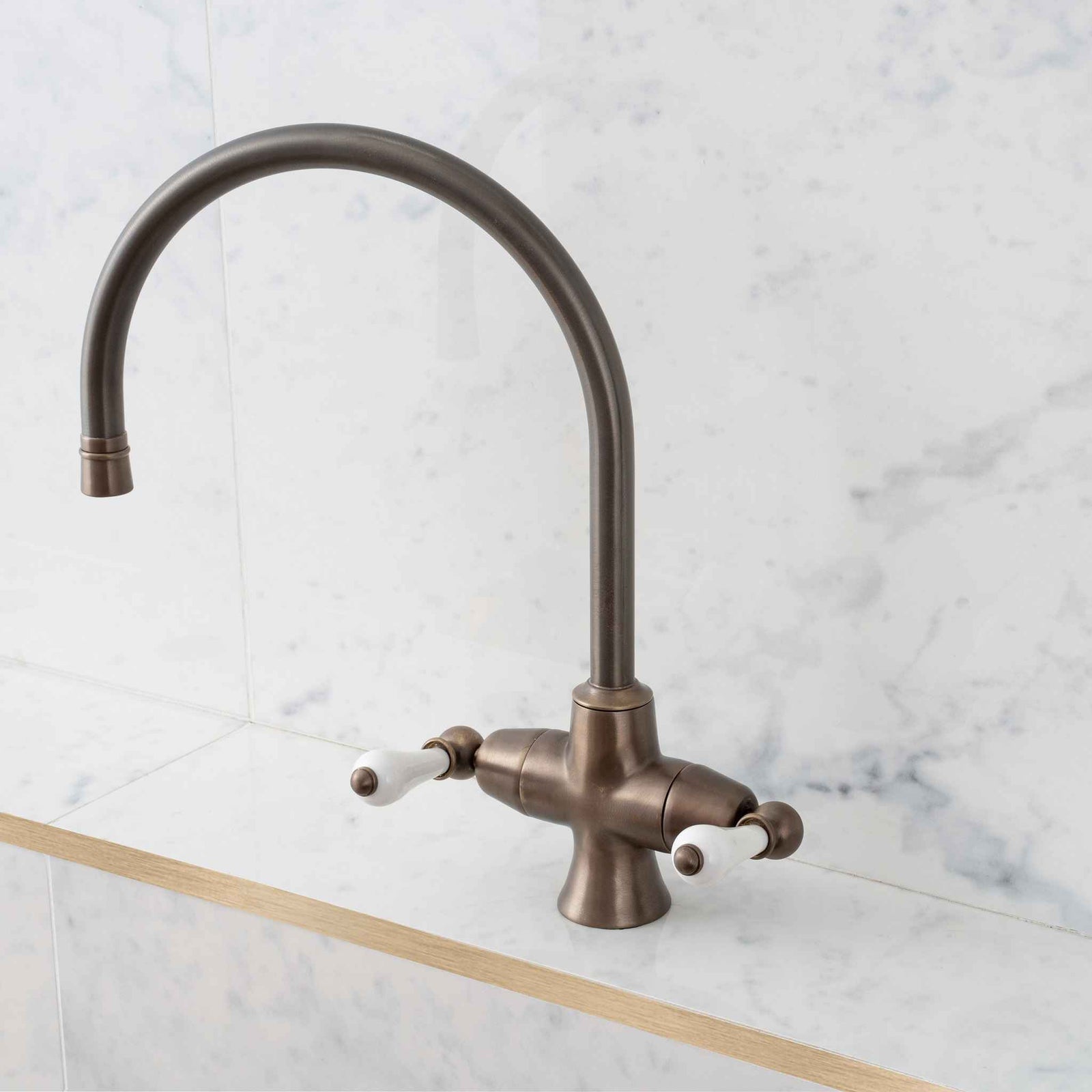 Ashcroft White Ceramic Lever Swan Neck Kitchen Sink Mono Mixer - Rutland London (UAE)